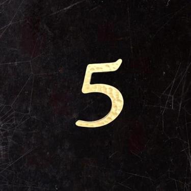 Imagem de BWRMHME Letras e números autoadesivos de latão sólido com textura de estria maleolar – Alfabeto de metal de 4,5 cm de ouro antigo para porta, parede, placa de sinalização de caixa de correio, rua e
