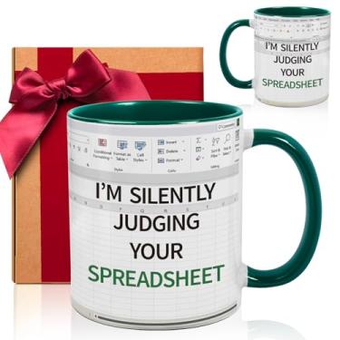 Imagem de ZWV Caneca engraçada de presente de contador, I'm Silently Judging Your Spreadsheet Gifts for Boss CPA Coworker Finance Banker - Caneca de folha de cálculo - Presente de Natal de aniversário de