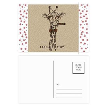 Imagem de Cartão postal de aniversário com estampa de girafa e estampa de animal marrom de Natal