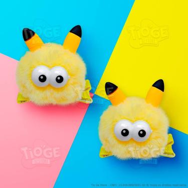 Imagem de Kit 2 Monstrinhos Bolinha de Pelúcia Pequeno Presilha Cabelo Maluco Bichinho Olhos Grande Fofo Engraçado Pikachu Amarelo
