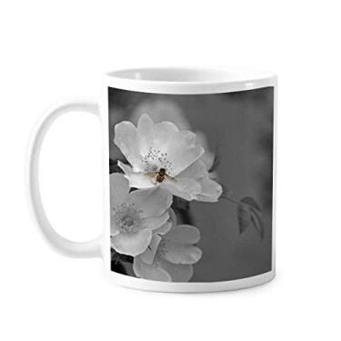 Imagem de Caneca de cerâmica preta e branca com lindas flores Caneca de cerâmica para café e porcelana