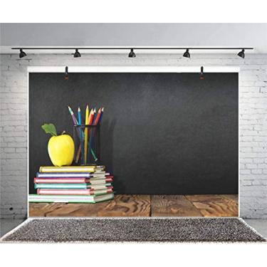 Imagem de Leyiyi 1,5 x 1,2 m pano de fundo de boas-vindas de volta às aulas temporada escolar antiga faixa de sala de aula mesa vintage quadro negro canetas coloridas livros de notas Apple fotografia fundo retrato estúdio adereço banner vinil