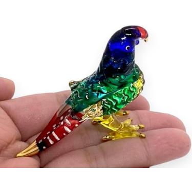 Imagem de Mr_air_thai_Glass_Blown Estatueta pequena de papagaio azul verde vermelho de 5 cm de comprimento - Miniatura de vidro pintado à mão pássaros pionus de cabeça azul animais de cristal colorido decorativo estatuetas colecionáveis decoração presentes