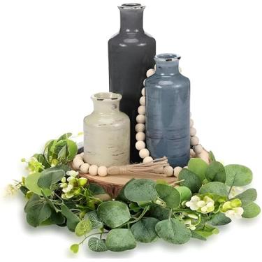 Imagem de Geelin 6 peças de centro de mesa rústica rústica, 3 vasos de cerâmica boho, fatia de madeira redonda, guirlanda de contas de madeira de fazenda com borla, videiras artificiais para decoração de mesa