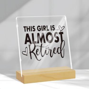 Imagem de This Girl Is Almost Retired Placa de Acrílico Decoração de Mesa de Escritório em Casa Presente de Aposentadoria para Mulher Homens Professor Presente de Aposentadoria Saída de Despedida Presente para