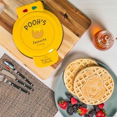 Imagem de Uncanny Brands Máquina de waffles Disney Ursinho Pooh – Seu ursinho favorito em seus waffles