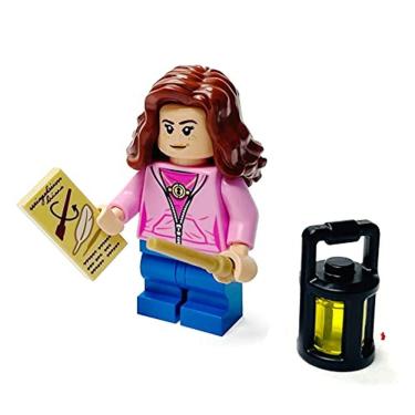 Imagem de Minifigura LEGO Harry Potter - Hermione Granger em jaqueta rosa (com varinha e lâmpada) 75947