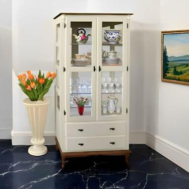 Imagem de Cristaleira De Madeira Espelho 2 Portas 3 Prateleiras 2 Gavetas Pés Luiz Xv - Nude Laca Com Tampo E Base Imbuia Glazer