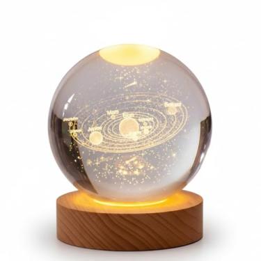 Imagem de Luminária de Mesa Esfera de Cristal LED 3D Base Madeira – Abajur Decorativo Luxo, Projetor de Luz Aconchegante para Quarto e Sala, Presente Criativo e Sofisticado