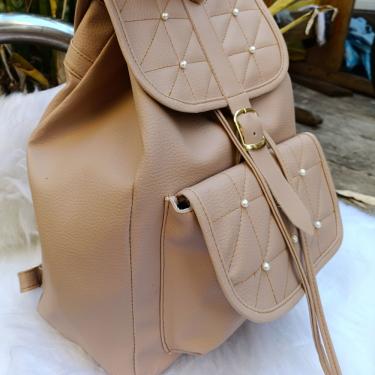 Imagem de Mochila Feminina para Notebook OEM em Couro Sintético 37x40x15cm Bege com Bolso Frontal Pequena