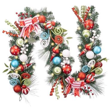 Imagem de Valery Madelyn Guirlanda de Natal Pré-Iluminada com Luzes para Manto, Guirlanda de Natal Elfo Operada por Bateria Iluminada de 6 Pés com Bolas Verdes Vermelhas para Porta Da Frente, Lareira, Mesa Cent