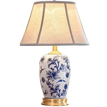 Imagem de Abajur de mesa estilo chinês em porcelana azul e branca com acabamento vidrado, corpo em cerâmica e cúpula de tecido, soquete E27 com interruptor de botão, ideal para decoração de quarto.