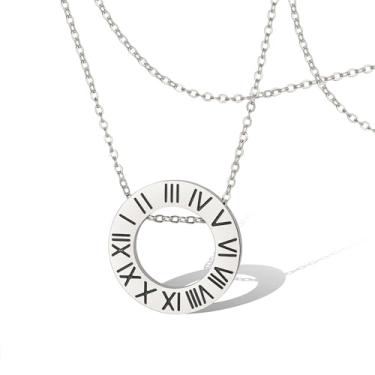 Imagem de SIPURIS Colar de números romanos com pingente delicado personalizado gravado joias de casamento colar de tempo para mulheres e homens, 0.98*0.98 in, Aço inoxidável, Sem Pedra Preciosa