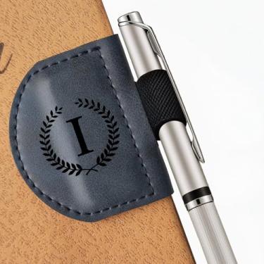 Imagem de MOTEERLLU Marcador de livro Bygone Mark com suporte de caneta, marca magnética de couro personalizado inicial, marcadores personalizados para mulheres e homens, presente ideal para amantes de livros