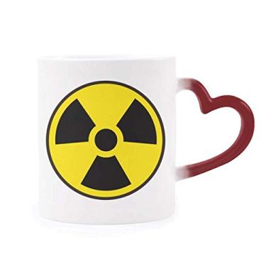 Imagem de Caneca amarela com símbolo de radiação química e perigo sensível ao calor Caneca vermelha que muda de cor
