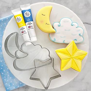 Imagem de Ann Clark Cookie Cutters Conjunto Celestial de 3 peças com gel de corante alimentício em azul celeste e amarelo limão