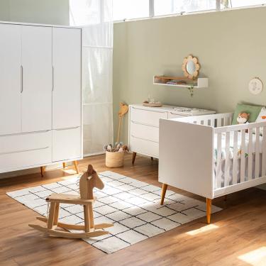 Imagem de Kit Quarto Theo com Pés Retrô Mel - Berço + Cômoda 3 Gavetas e 1 Porta + Guarda-Roupa 3 Portas - Branco