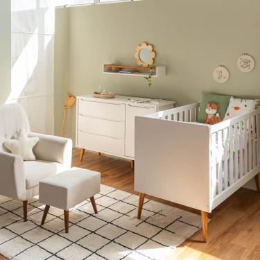 Imagem de Kit Quarto Theo com Pés Retrô Mel - Berço + Cômoda 3 Gavetas e 1 Porta + Poltrona de Amamentação Lola com Puff - Branco