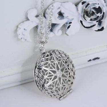 Imagem de Exclusivo Colar Gargantilha Difusor De Aroma Aromaterapia, Medalhão Aromático Vintage Prata, Difusor de Óleos Essenciais, Pingente Floral em Filigrana, Corrente Prateada, Decoração Pessoal