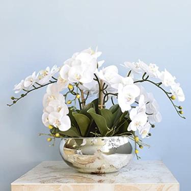Imagem de Arranjo Com Seis Orquídeas Artificiais Brancas de Silicone no Vaso Prateado