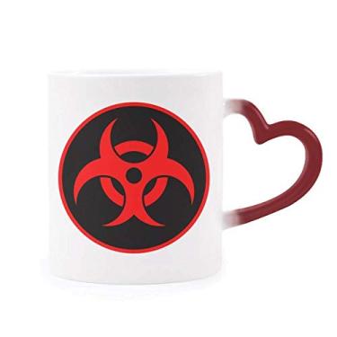 Imagem de Caneca vermelha com símbolo de radiação química nuclear vermelha sensível ao calor, copo de grés que muda de cor vermelha