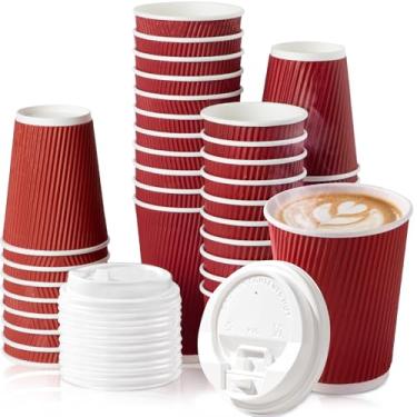 Imagem de [Pacote com 50] Copos de café descartáveis com tampas – 355 ml vermelho escuro com mangas duplas onduladas e tampa de cúpula branca – Copos de papel Kraft para bebidas de chocolate, chá e cacau