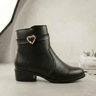 Imagem de Bota Feminina Cano Curto Salto Baixo Bico Redondo Detalhe Coração Conf