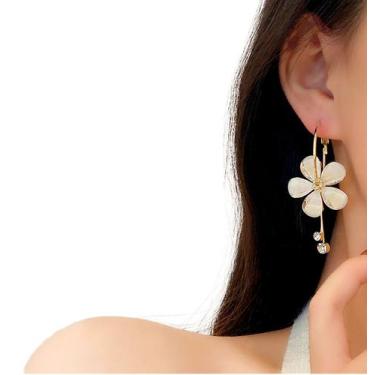 Imagem de Brinco Feminino Delicado Flor Argola Vintage Mandal Branco - anjo da m