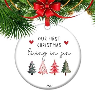 Imagem de Ornamento Our First Christmas Together 2025 - Lembrança de casais para namorado e namorada, decoração de feriado de cerâmica "Living in Sin", presente engraçado e romântico para novos relacionamentos