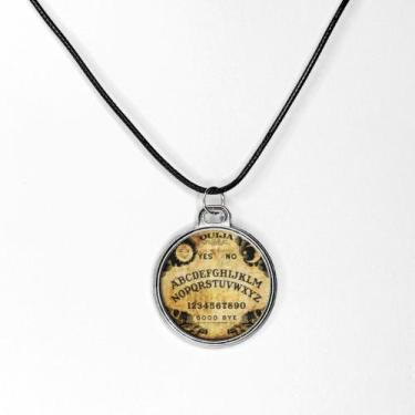 Imagem de Lindo colar pingente redondo resinado ouija exclusivo - RELIKARIU