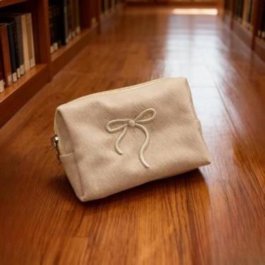 Imagem de Bolsa de maquiagem com laço de grande capacidade, organizador de cosméticos com compartimentos internos, bolsa de armazenamento portátil para maquiagem e cartões (bege)