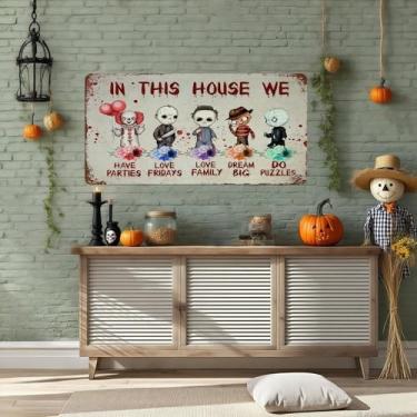 Imagem de 1 placa de lata In This House We Halloween - Decoração de parede de metal vintage de 14 x 30 cm com ícones de filmes de terror e fundo floral, cinza