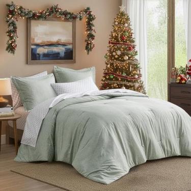Imagem de Regency Heights Conjunto de edredom de tamanho casal, leve, 7 peças, cama verde sálvia em uma bolsa, estampa de cambraia para todas as estações, edredom ultramacio, lençóis de fazenda, fronha e fronha