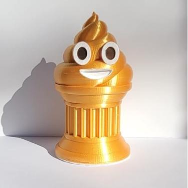 Imagem de Znet3D Troféu Emoji de cocô - 15 cm de altura - com um emoji de cocô sólido em um pilar com olhos e boca pintados - Prêmio ou presente perfeito - Feito à mão com fabricação aditiva (ouro seda)