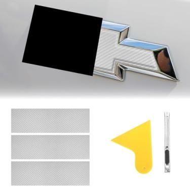 Imagem de QianBao Compatível com envoltório de vinil de fibra de carbono 30 cm x 10 cm Chevy Bowtie Emblem Wrap Kit com espátula e cortador 3 peças de sobreposição de logotipo universal branco
