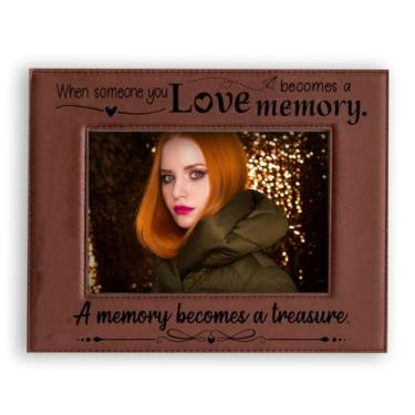 Imagem de ORIGACH Moldura de couro gravada When Someone You Love Becomes a Memory para pendurar / mesa memorial de couro para presente de simpatia de luto – Serve para fotos de 12 x 18 cm