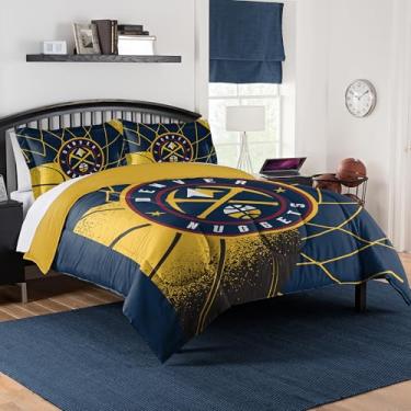 Imagem de NORTHWEST Conjunto de edredom Denver Nuggets oficialmente licenciado pela NBA – Casal/Queen e Twin/Twin GG – Roupa de cama macia com logotipo do time e fronhas – Conjunto de quarto de fã de basquete