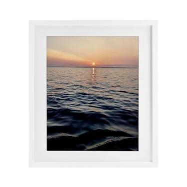 Imagem de Stupell Industries Impressão emoldurada branca Sundown Waters Seascape sob vidro por Kali Wilson, 53 x 43 cm