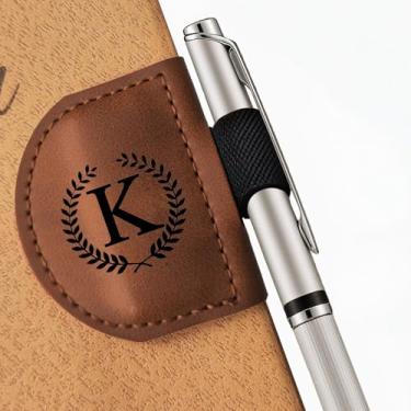 Imagem de MOTEERLLU Marcador de livro Bygone Mark com suporte de caneta, marca magnética de couro personalizado inicial, marcadores personalizados para mulheres e homens, presente ideal para amantes de livros
