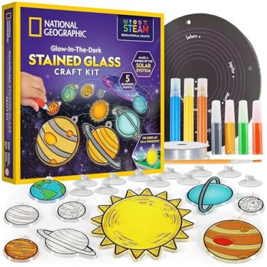 Imagem de NATIONAL GEOGRAPHIC Kit de arte de janela infantil – Kit de artes e artesanato com sistema solar de vitrais com planetas que brilham no escuro, use como protetor solar de janela, decoração para