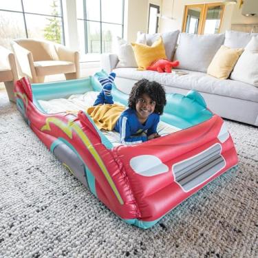 Imagem de MindWare Oh So Fun! Cama inflável de carro de corrida - Colchão de carro de viagem infantil tamanho solteiro com laterais incluindo bomba de mão e bolsa de armazenamento