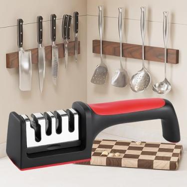 Imagem de Afiador de facas manual de 4 estágios para cozinha – Afiador de lâminas vermelho com ranhuras de aço de tungstênio para facas de chef, tesouras, canivetes de bolso | Base antiderrapante
