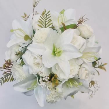 Imagem de Buquê de Noiva Artificial 30cm – Flores de Seda com Pérolas para Casamentos e Damas de Honra(Lírio/Crisântemo/Branco)