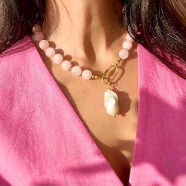 Imagem de 1 colar lindo com pingente de corrente de formato irregular, pérola falsa, estilo barroco, liga de resina rosa claro, adequado como presente feminino diário para festas, shows ou aniversários.