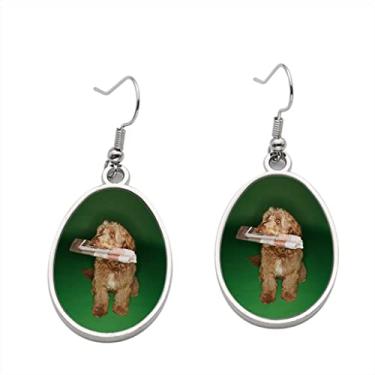 Imagem de Otterhound brinco carregando jornal na boca contra fundo verde – Brincos pendentes para meninas – Presente de festa de aniversário dos namorados