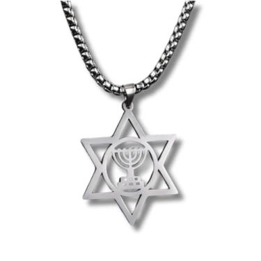 Imagem de Colar Judaico com Pingente Menorah e Estrela de Davi em Aço Inoxidável | "Fé, Proteção e Luz" – Corrente de 50cm + Bolsa de Veludo