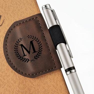 Imagem de MOTEERLLU Marcador de livro Bygone Mark com suporte de caneta, marca magnética de couro personalizado inicial, marcadores personalizados para mulheres e homens, presente ideal para amantes de livros