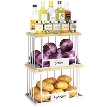Imagem de 2 conjuntos de cesta de arame com etiquetas DIY, caixas empilháveis de armazenamento de batata e cebola, organizador de despensa com topo de bambu para balcão de cozinha, armário (branco, M + G)