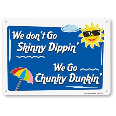 Imagem de SmartSign Placa de metal engraçada "We Don't Go Skinny Dippin' We Go Chunky Dunkin'" de 25,4 x 35,5 cm, impressa em tela, alumínio laminado à prova de ferrugem de 40 mm, multicolorido