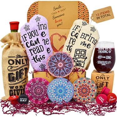 Imagem de Cesta de presente de vinho - Esta caixa de presente de vinho contém 13 presentes de vinho para mulheres - uma cesta de vinho com meias engraçadas, rolhas de vinho, porta-copos e uma taça de vinho